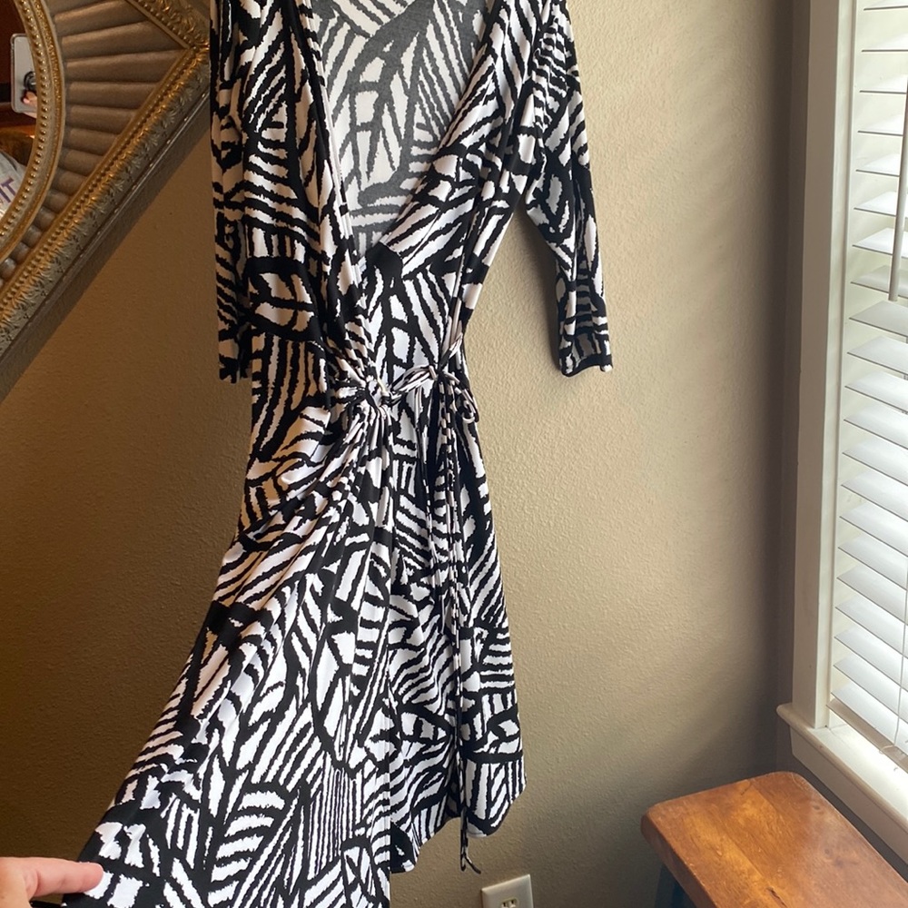 Black/white wrap dress - Picture 3 of 3